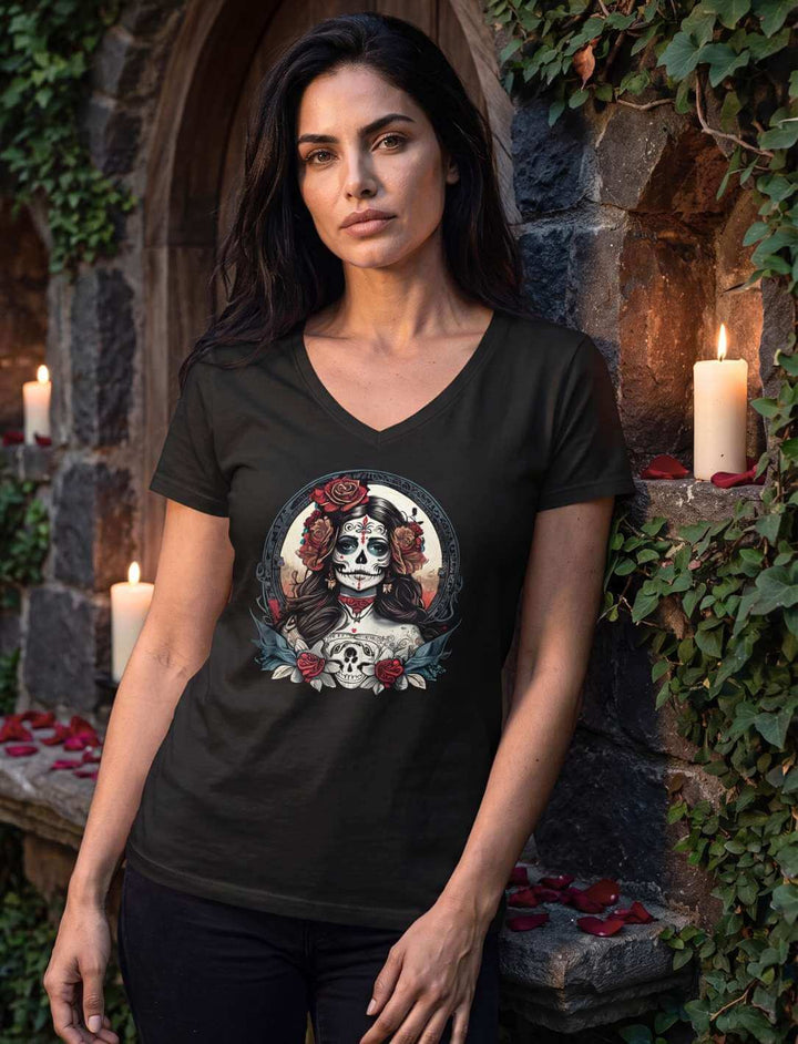 Frau im schwarzen V-Neck Shirt an einer efeubewachsenen Mauer bei Kerzenlicht