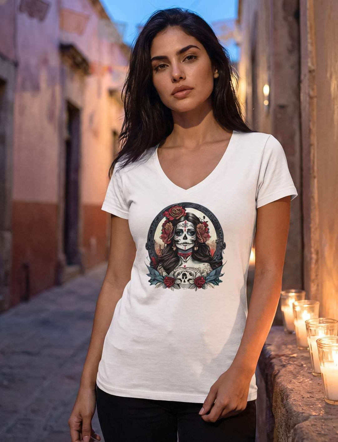 Weißes V-Neck Shirt in einer Gasse mit warmem Kerzenlicht