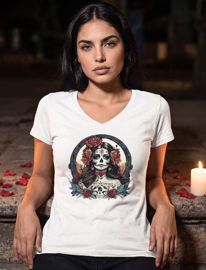 Weißes V-Neck Shirt mit La Catrina Druck, sitzend zwischen Kerzen