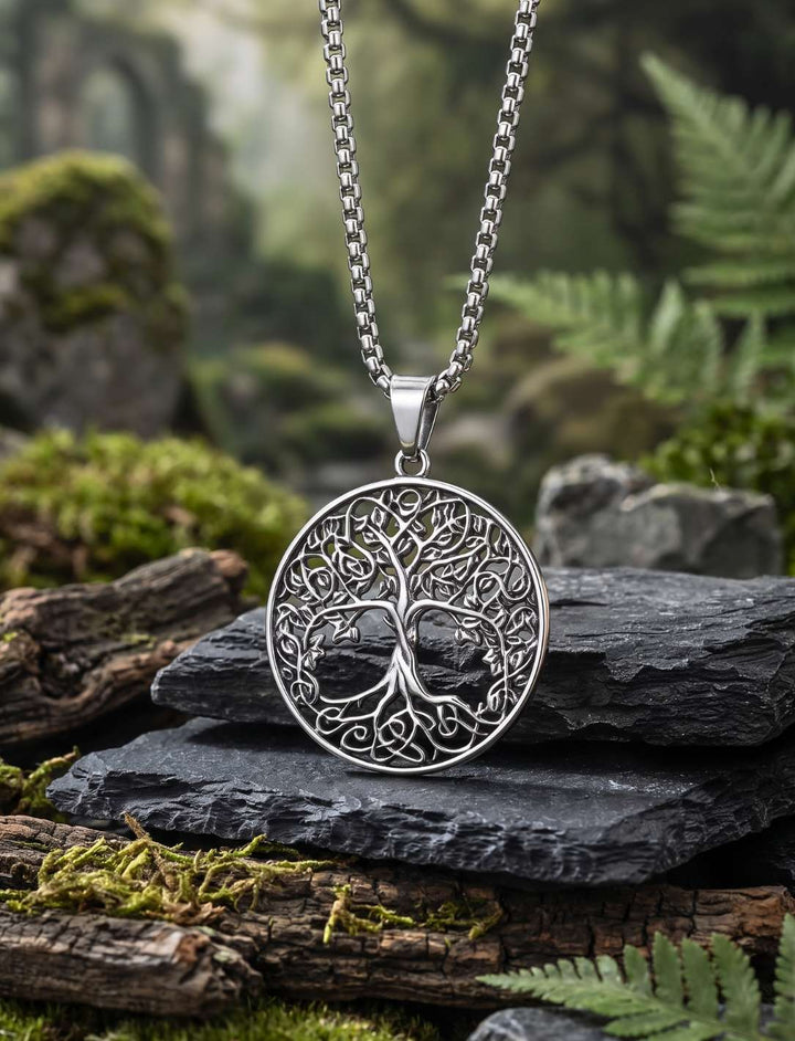 Lebensbaum Anhänger Edelstahl Kette auf Schiefer mit Farn