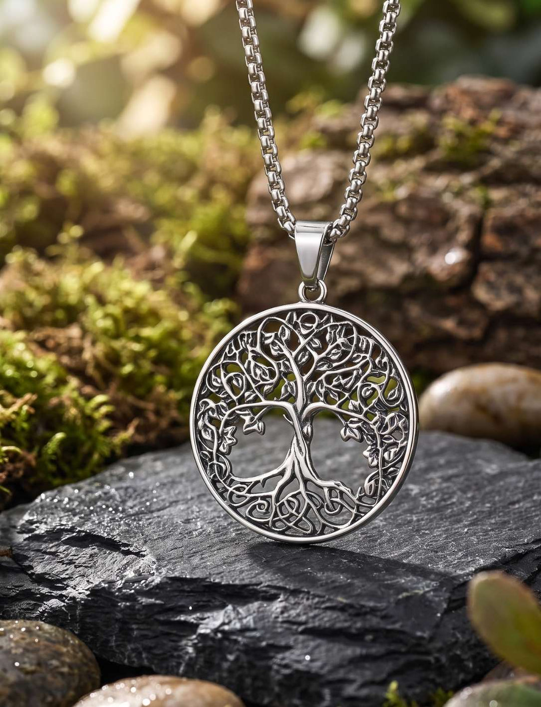 Lebensbaum Anhänger Edelstahl an Kette auf schwarzem Stein