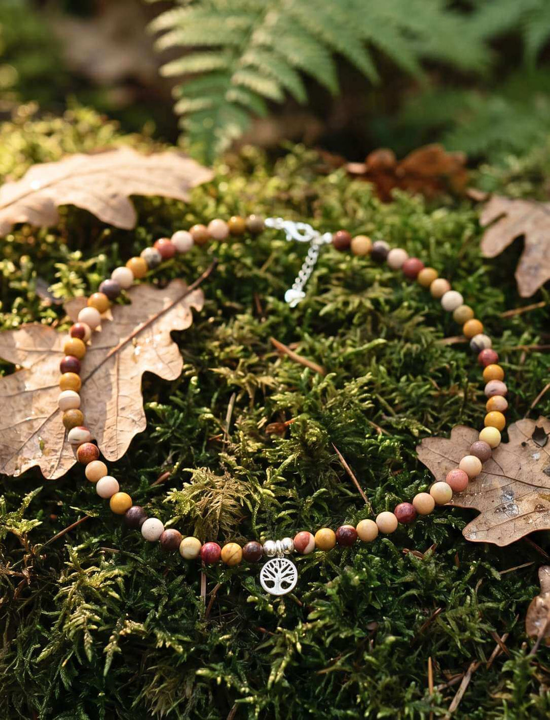 Handgefertigter Lebensbaum Choker mit Erdton-Perlen auf Waldmoos und Eichenlaub