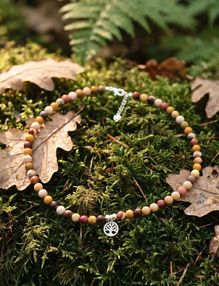 Handgefertigter Lebensbaum Choker mit Erdton-Perlen auf Waldmoos und Eichenlaub