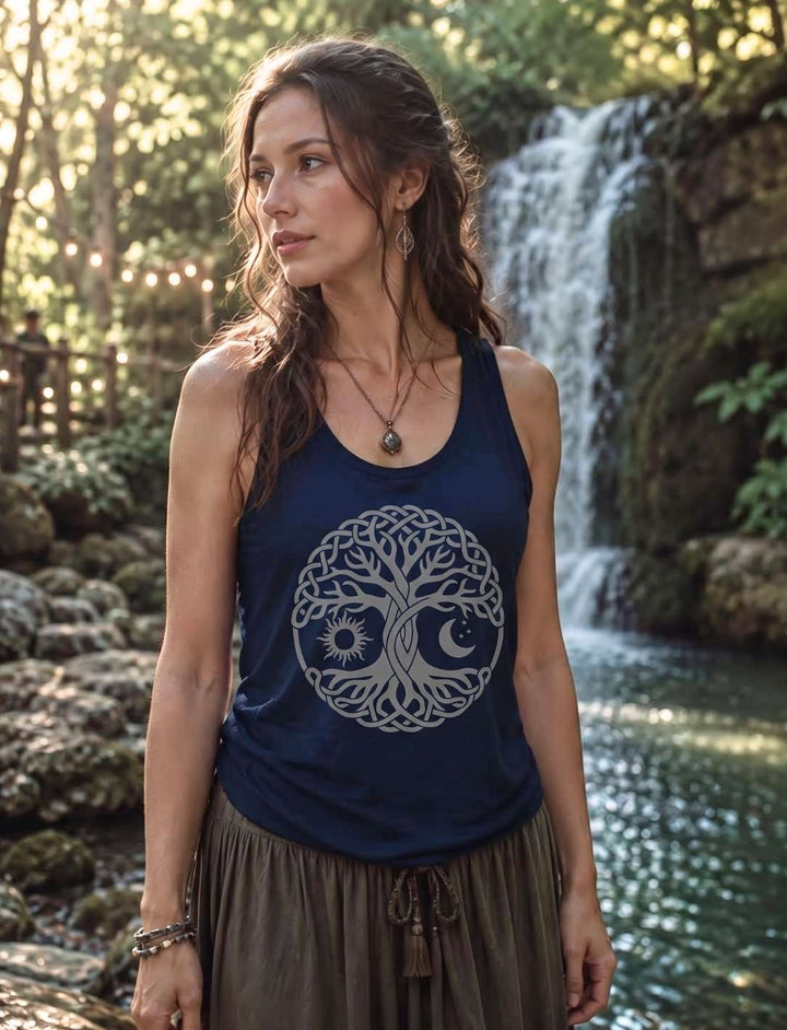Frau trägt Navy Tank Top mit Lebensbaum-Motiv in stimmungsvoller Szene mit Wasserfall
