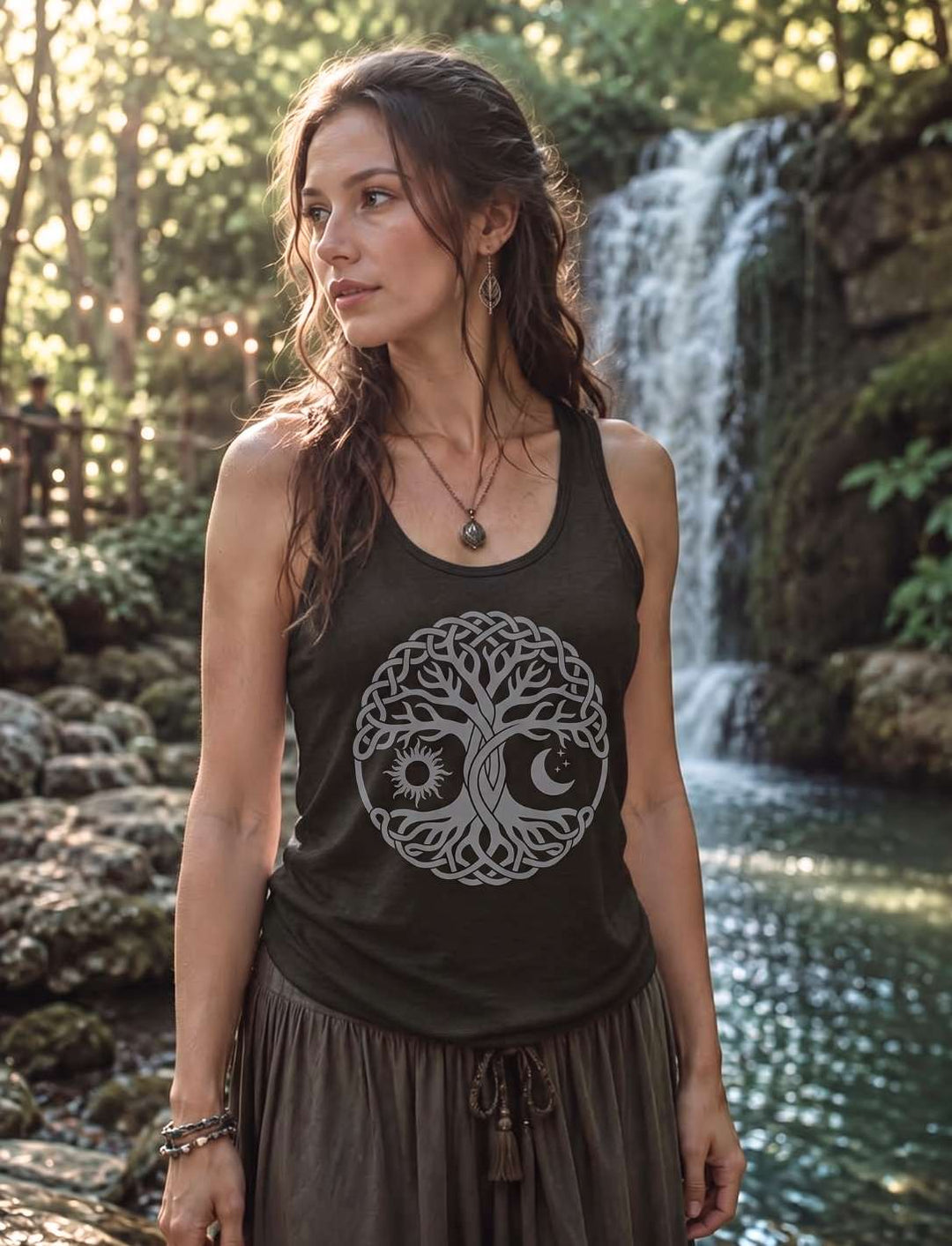 Lebensbaum der zwei Lichter Tank Top Damen in Schwarz, getragen in einer Szene an einem Wasserfall