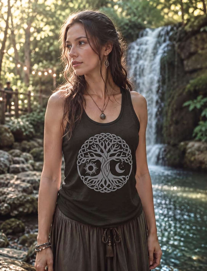 Lebensbaum der zwei Lichter Tank Top Damen in Schwarz, getragen in einer Szene an einem Wasserfall