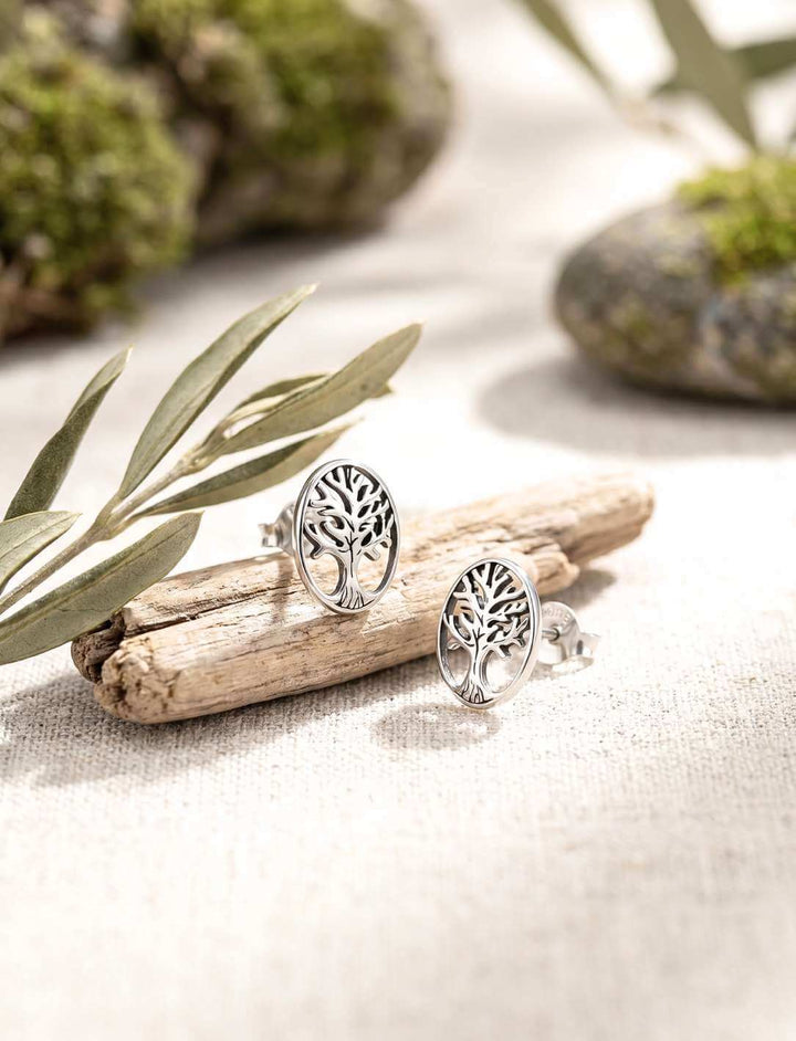 Lebensbaum der alten Wälder Silber Ohrstecker auf hellem Leinen mit Holz und Naturdeko