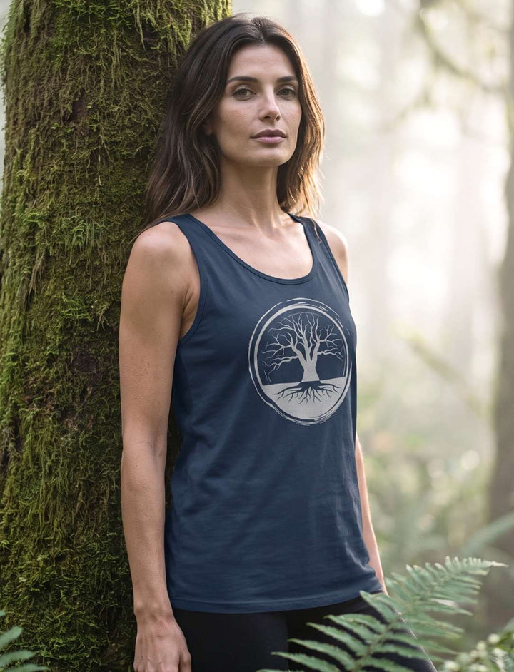 Keltisches Damen Tank Top in Navy vor moosbewachsenem Baumstamm