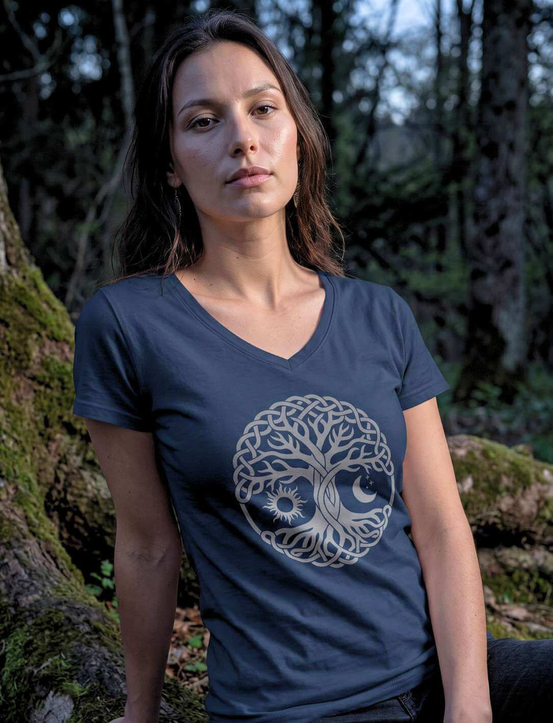 Frau im dunkelblauen Lebensbaum Shirt vor einem moosbewachsenen Baumstamm