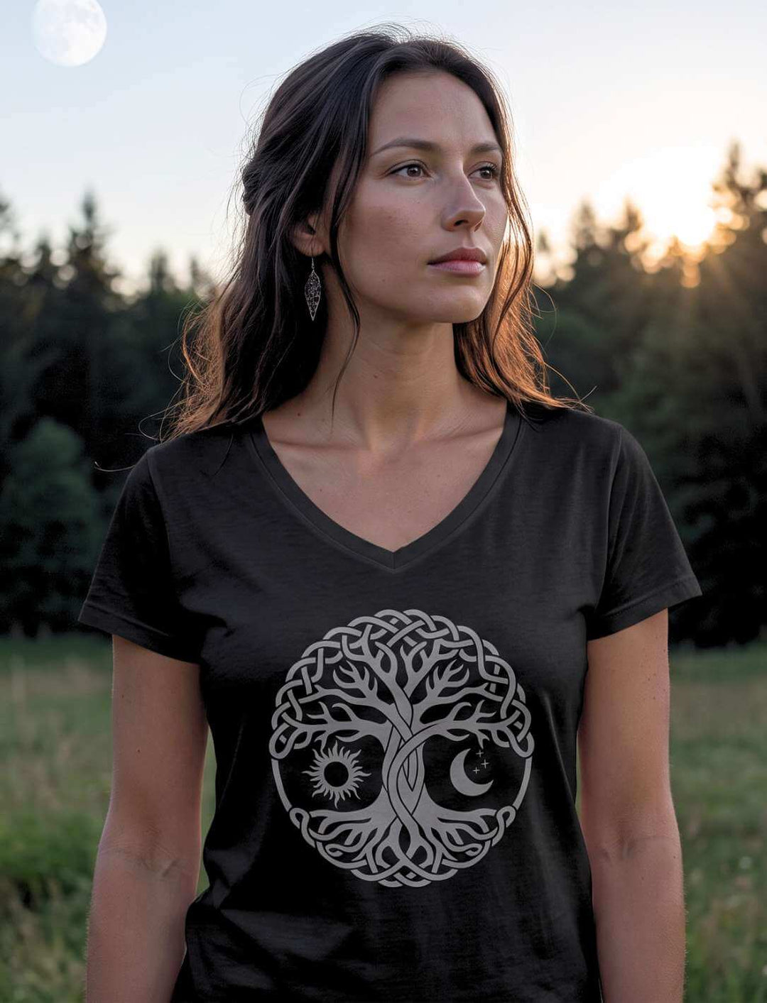 Frau im schwarzen Lebensbaum Shirt auf einer Wiese im Abendlicht