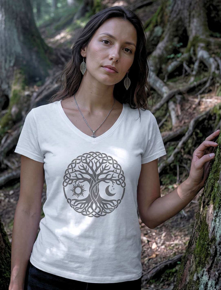 Frau im weißen Lebensbaum Shirt an freiliegenden Baumwurzeln