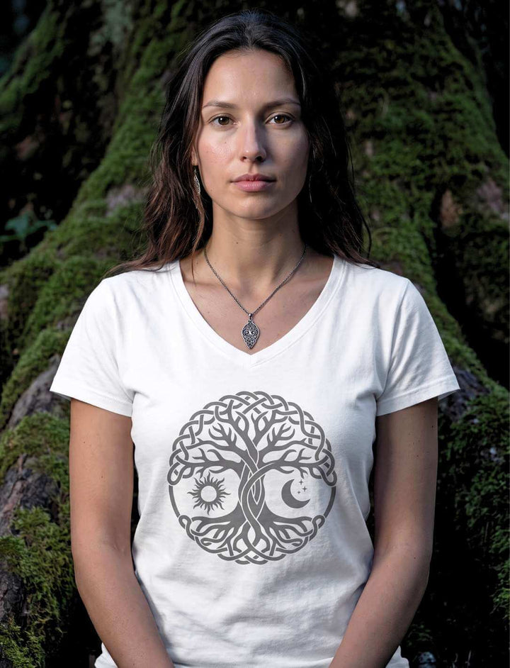 Frau im weißen Lebensbaum Shirt vor einem bemoosten Stamm im Wald