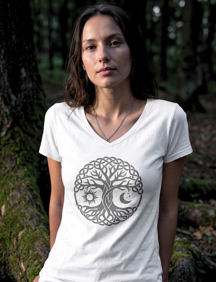 Frau im weißen Lebensbaum Shirt im Wald, Blick zur Kamera