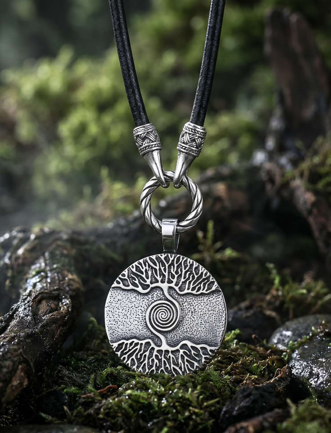Rundes Edelstahl-Amulett mit Relief aus Ästen Wurzeln und Spirale Detailansicht