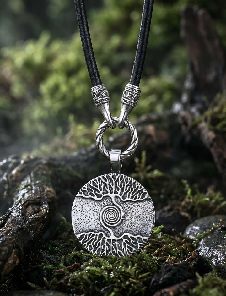 Rundes Edelstahl-Amulett mit Relief aus Ästen Wurzeln und Spirale Detailansicht