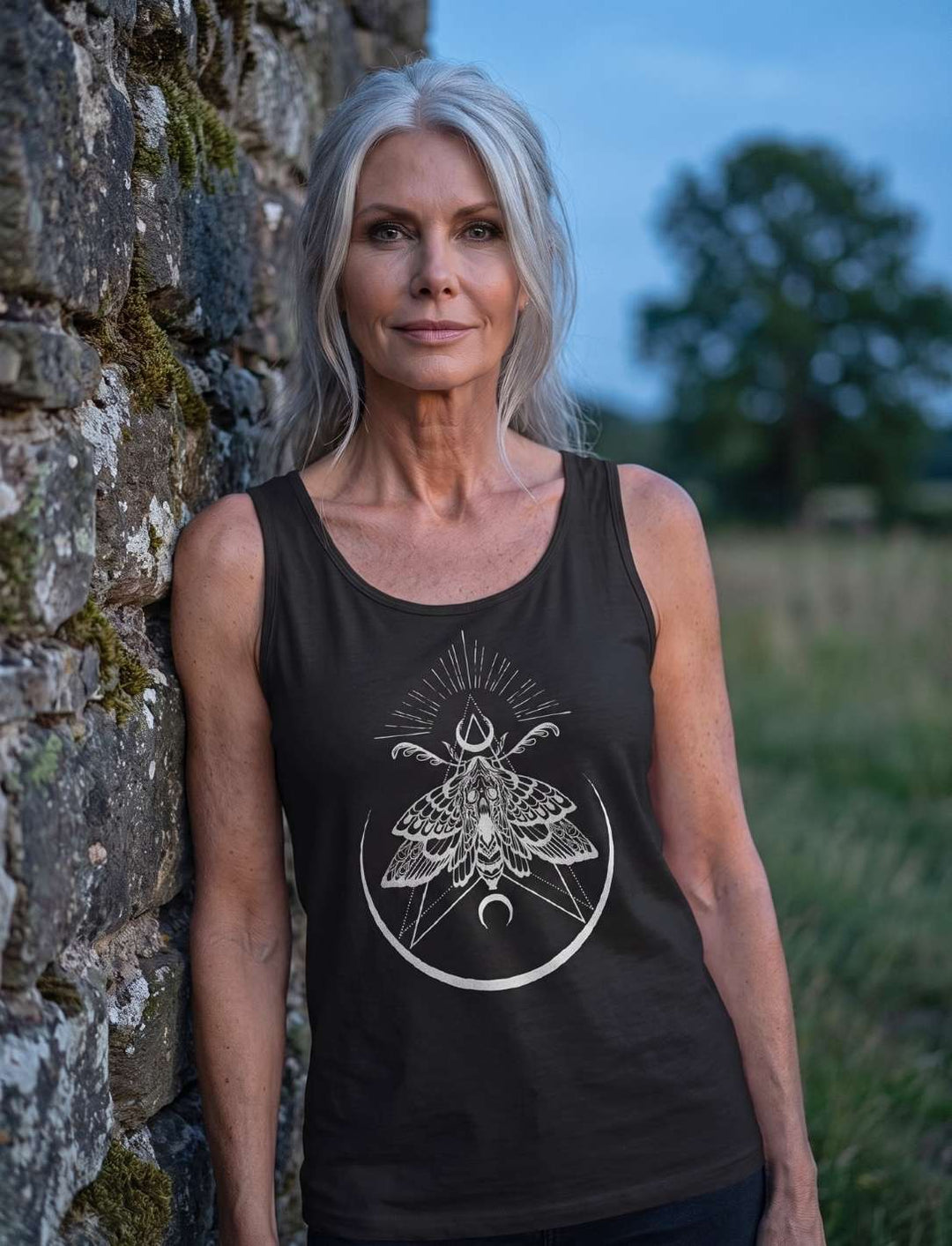 Lichtbringer der Verwandlung Nachtfalter Damen Tank Top in Schwarz an einer alten Steinmauer