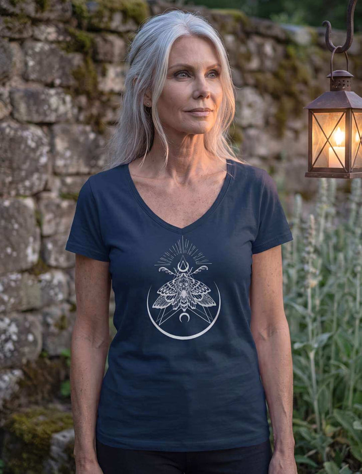 Damen V-Neck Shirt in Navy im Garten zur blauen Stunde