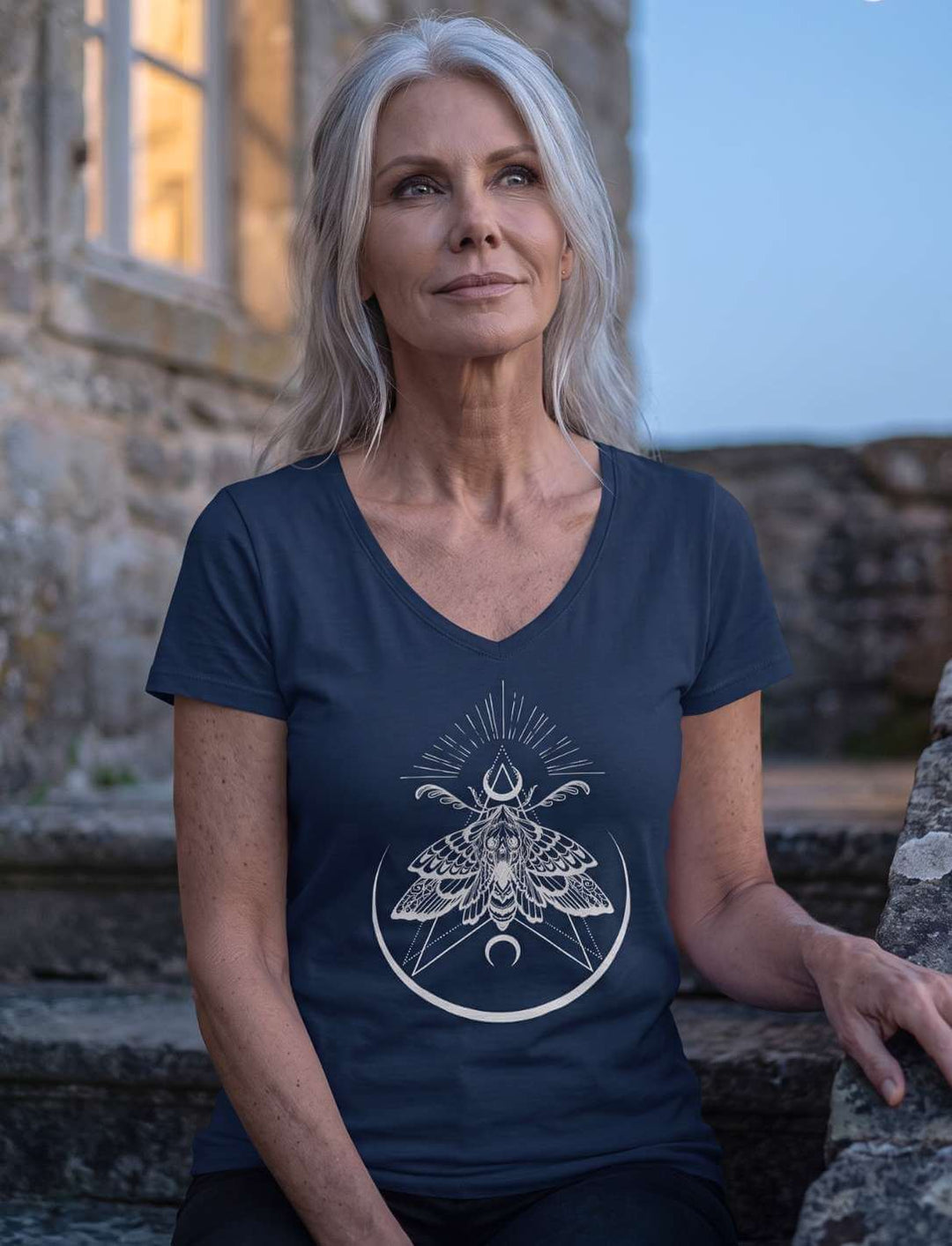 Navyblaues V-Neck Shirt auf einer Treppe unter dem schmalen Mond