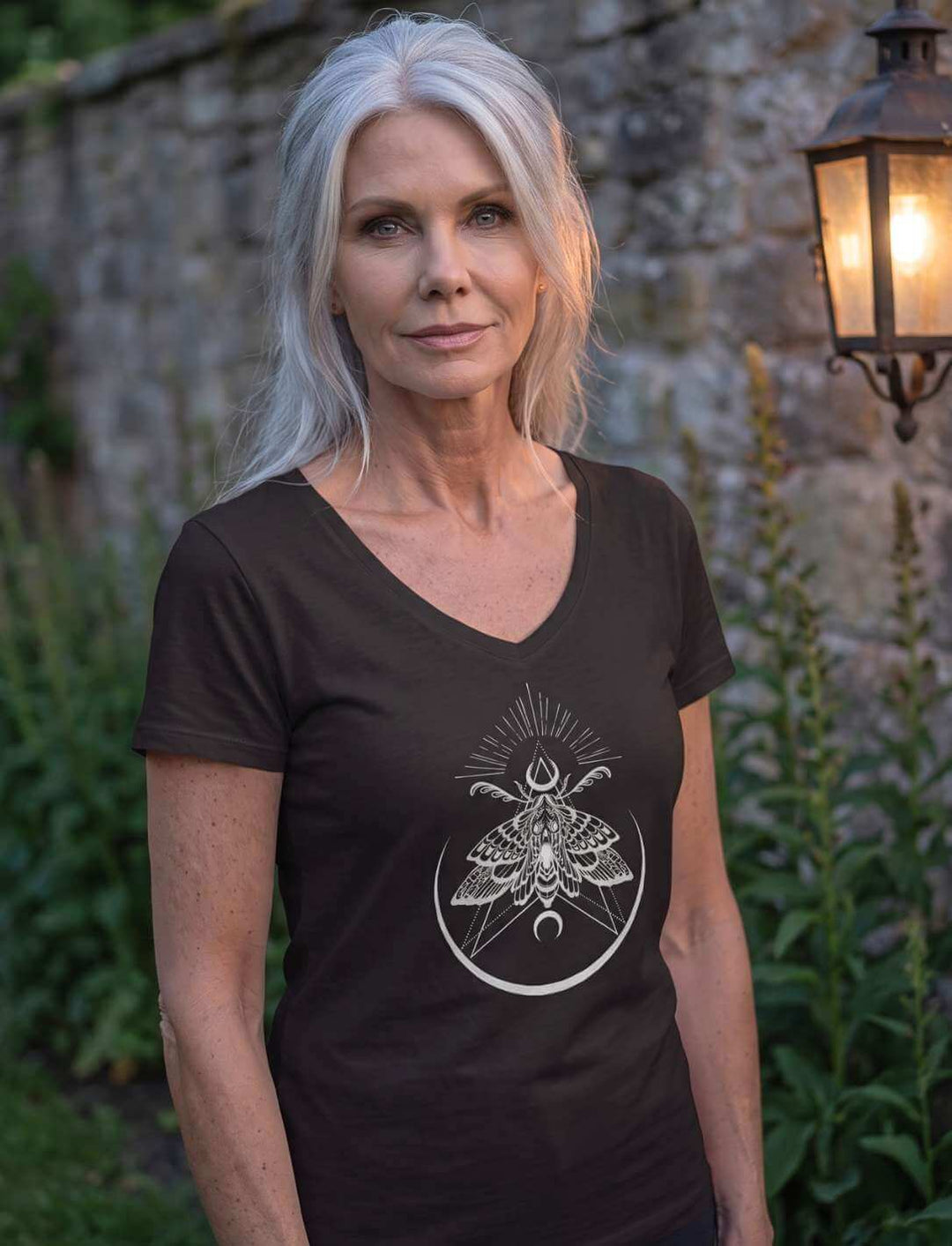 Lichtbringer der Verwandlung Nachtfalter Damen V-Neck Shirt in Schwarz
