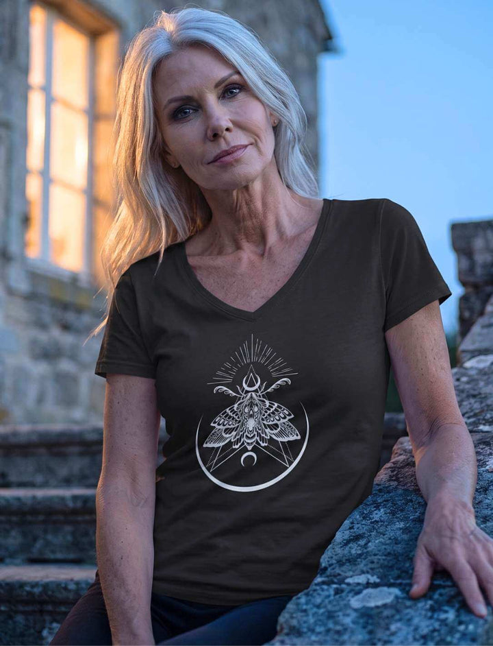 Schwarzes V-Neck Shirt unter der Mondsichel am Abendhimmel