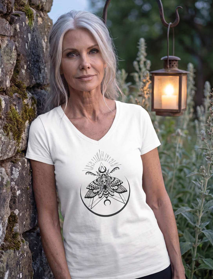 Weisses V-Neck Shirt im warmen Licht einer Laterne an der Mauer