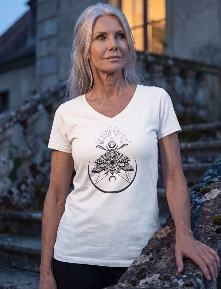 Weisses Damen V-Neck Shirt auf einer alten Steintreppe am Abend