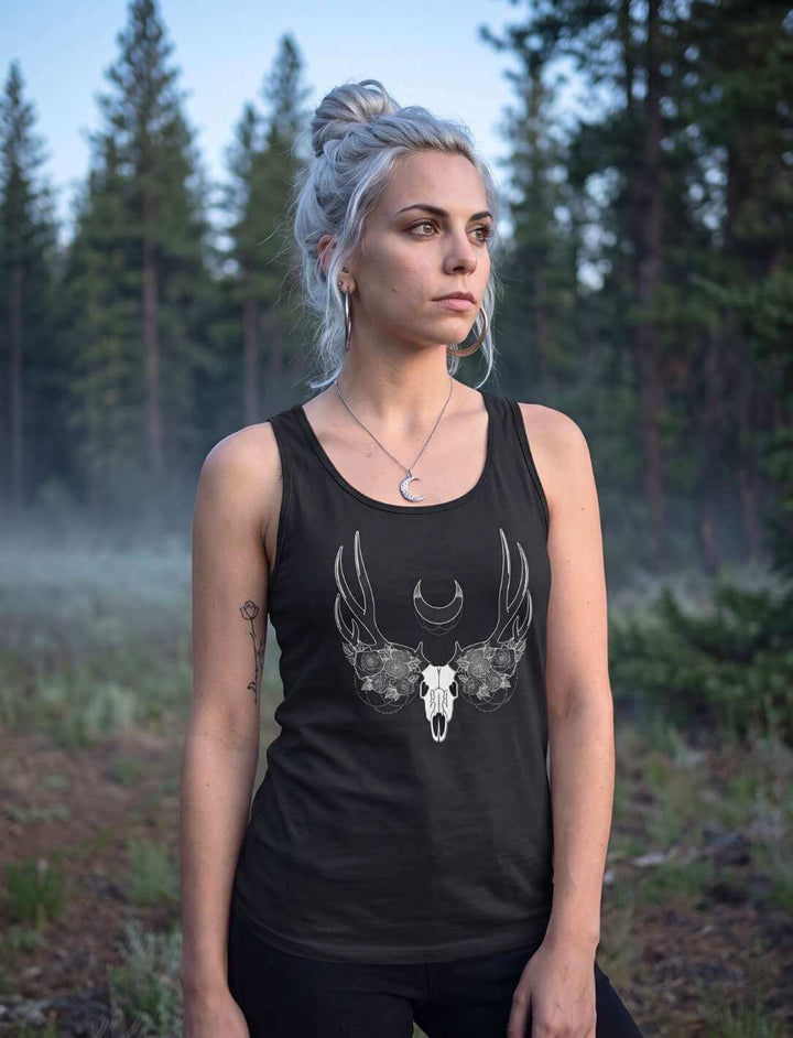 Lunas Mondgeweih Keltisches Damen Tank Top in Schwarz, getragen auf einer Waldlichtung, mit Hirschschädel, Flügeln und Mondsichel