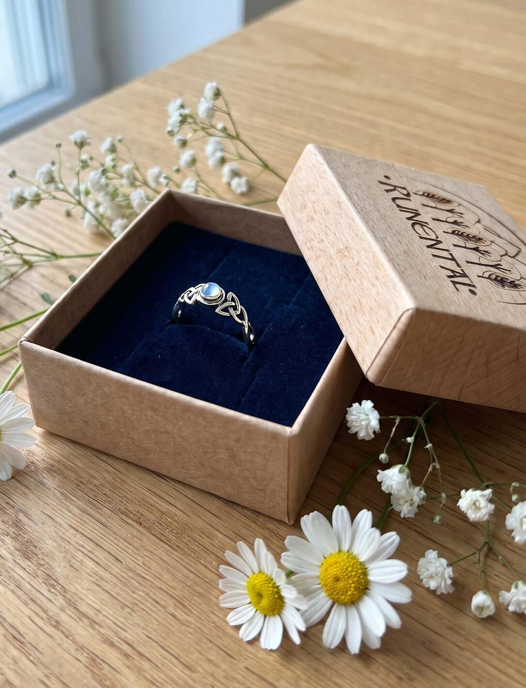 Keltischer Mondstein Ring in einer Runental Geschenkbox aus Naturkarton mit Gänseblümchen und Schleierkraut