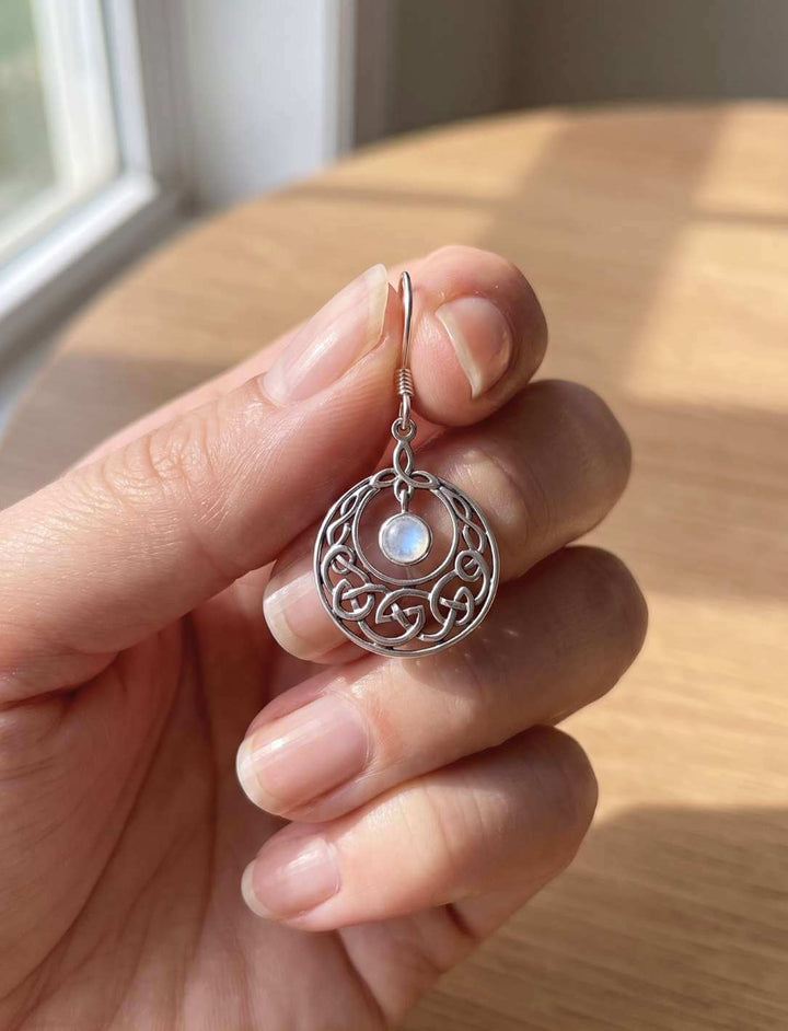 Mondkreis des keltischen Knotens Silber Ohrhänger in der Hand als Größenvergleich