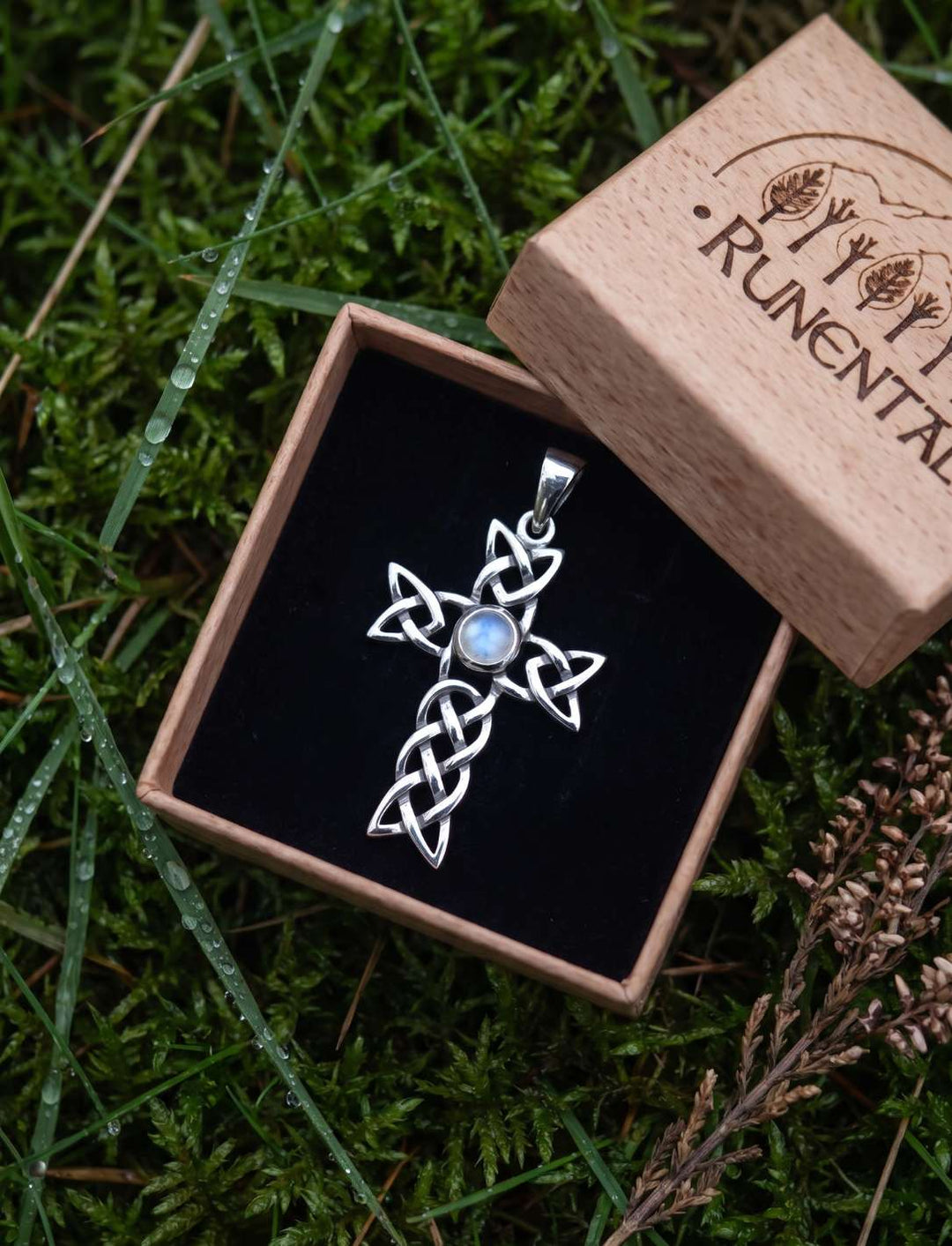 Mondstein Anhänger in einer geöffneten Runental Geschenkbox aus Holz auf feuchtem Moos