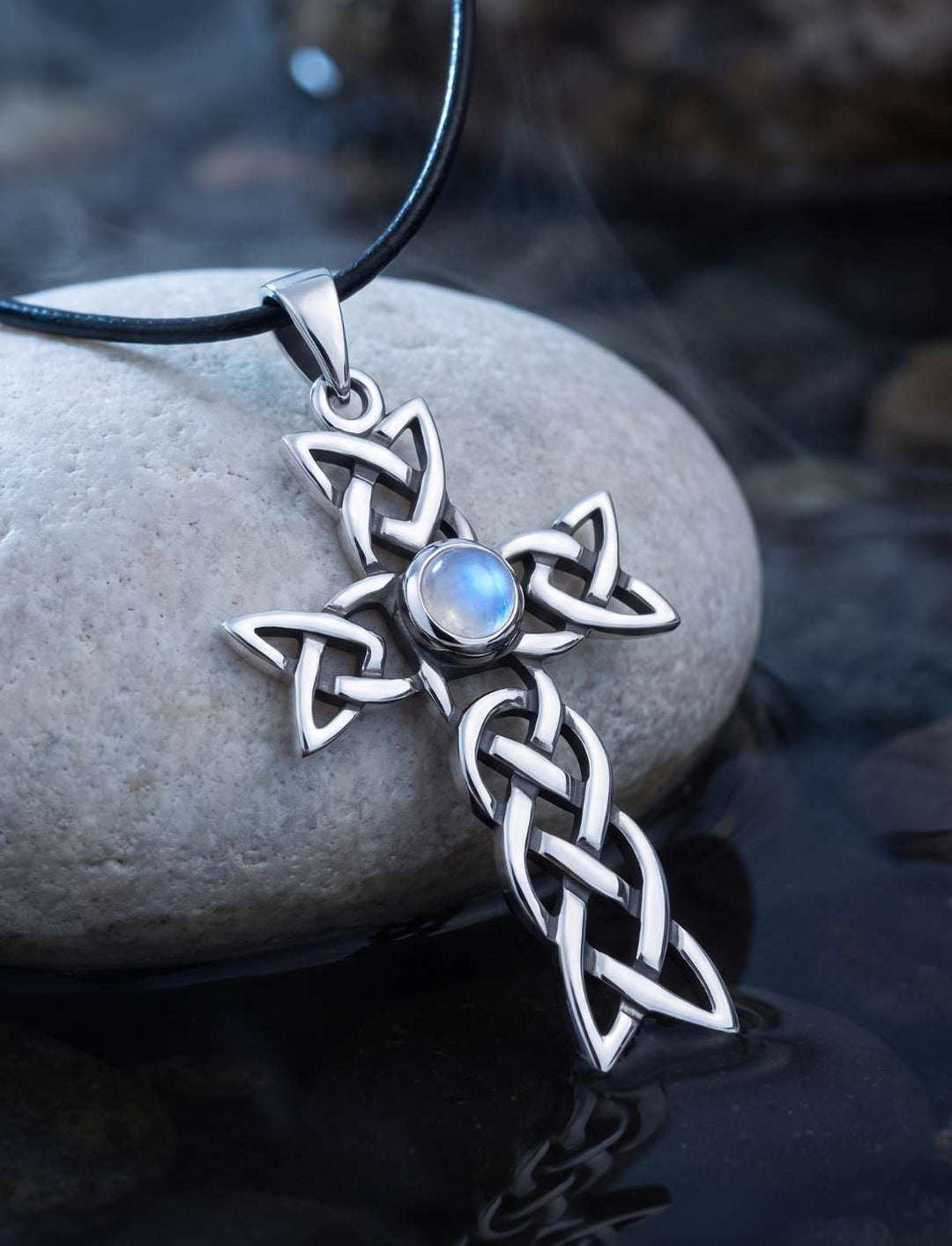 Mondstein Anhänger aus Silber mit keltischem Knotenkreuz auf hellem Stein in der blauen Stunde