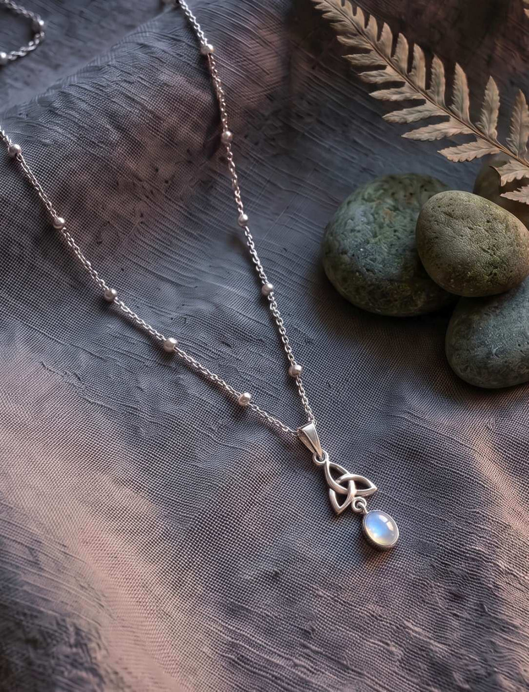 Triquetra Anhänger mit Regenbogenmondstein an feiner Kugelkette aus 925 Sterling Silber