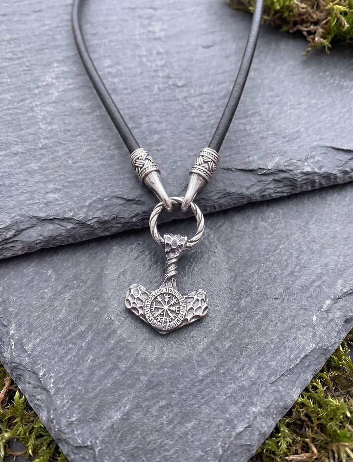 Wikinger Hammer Anhänger mit Vegvísir am Band des Hüters mit Clipring und verzierten Endkappen auf Schiefer und Moos