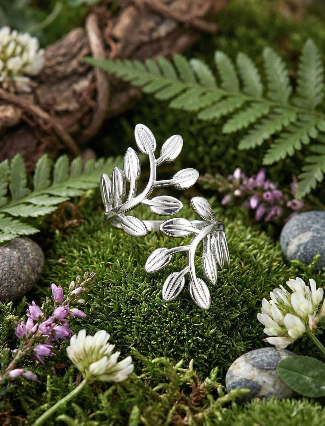 Edelstahl Ring mit Blättermotiv Nemeton in natürlicher Umgebung mit Moos
