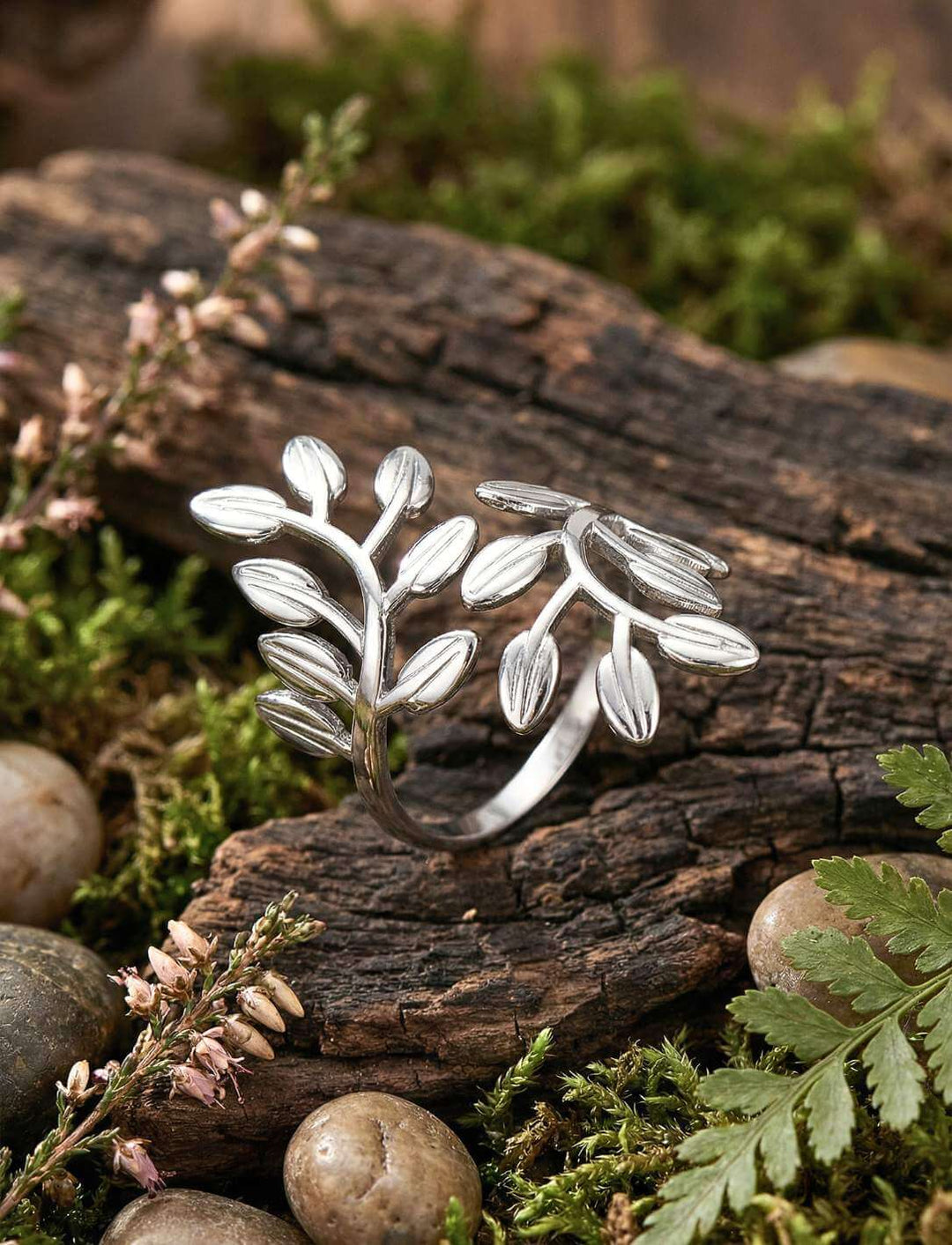 Nemeton Blätterring aus Edelstahl im Wald mit natürlichen Details