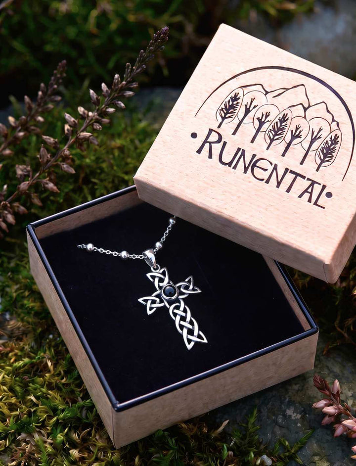 Onyx Anhänger in einer geöffneten Runental Geschenkbox aus Holz auf Moos und Heidekraut