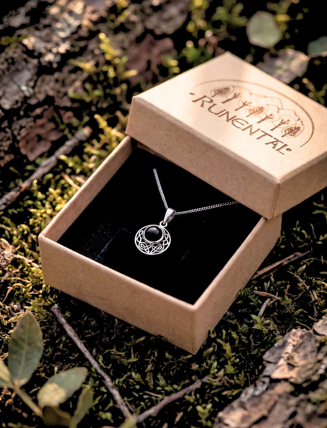 Onyx Anhänger an Silberkette in der Runental Geschenkbox aus Kraftkarton