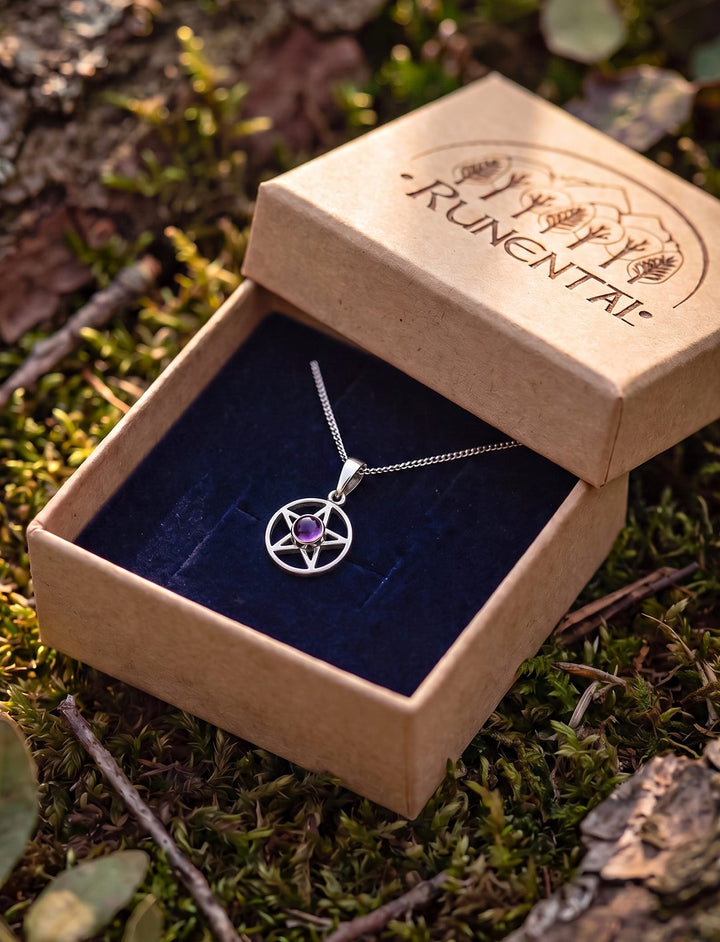 Pentagramm Kette mit Amethyst an feiner Silberkette in der geöffneten Runental Geschenkbox auf Waldmoos im Abendlicht