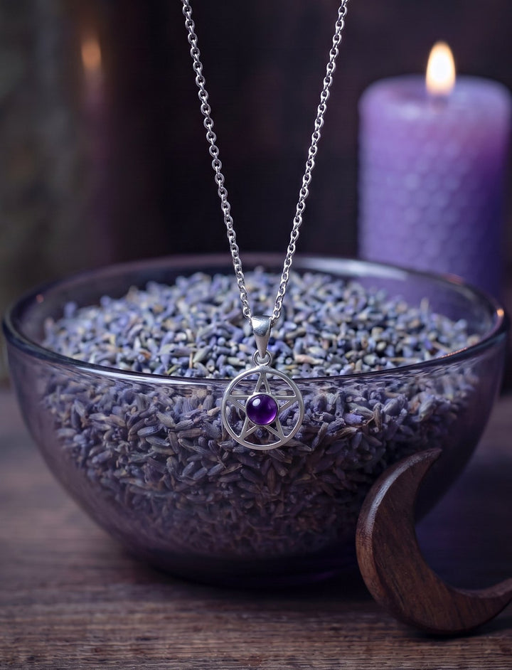 Fünfzackiger Stern im Kreis aus 925 Silber mit Amethyst an Silberkette über einer Glasschale mit Lavendel und hölzerner Mondsichel