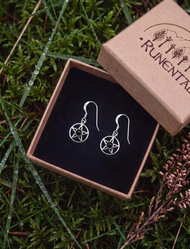 Pentagramm Ohrringe aus Silber mit Onyx in der Runental Geschenkbox auf nassem Moos mit Heidekraut