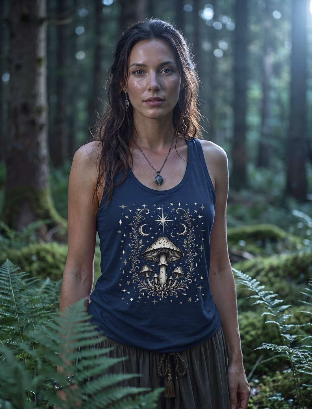Frau im Wald trägt dunkelblaues Tank Top mit hellem Pilzmotiv und Sternenhimmel