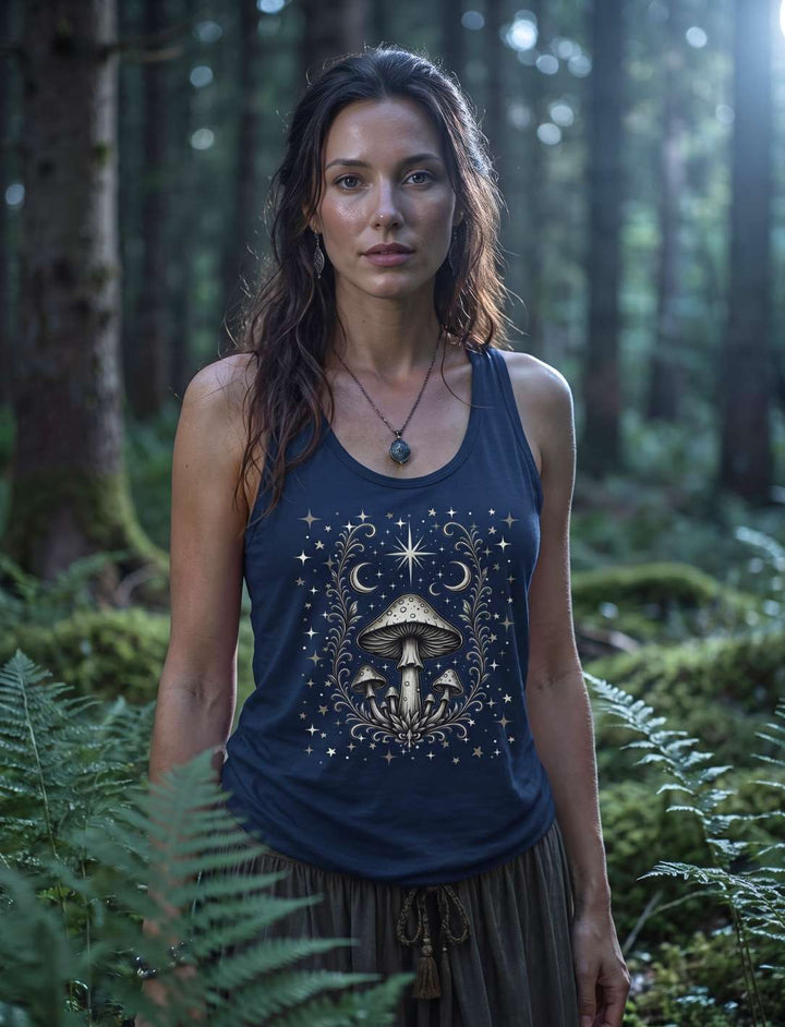 Frau im Wald trägt dunkelblaues Tank Top mit hellem Pilzmotiv und Sternenhimmel