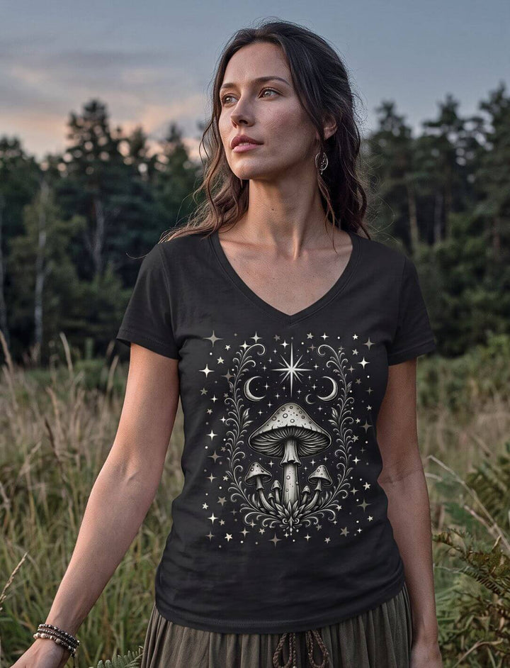 Pilz der stillen Erleuchtung Damen V-Neck Shirt in Schwarz, getragen am Waldrand