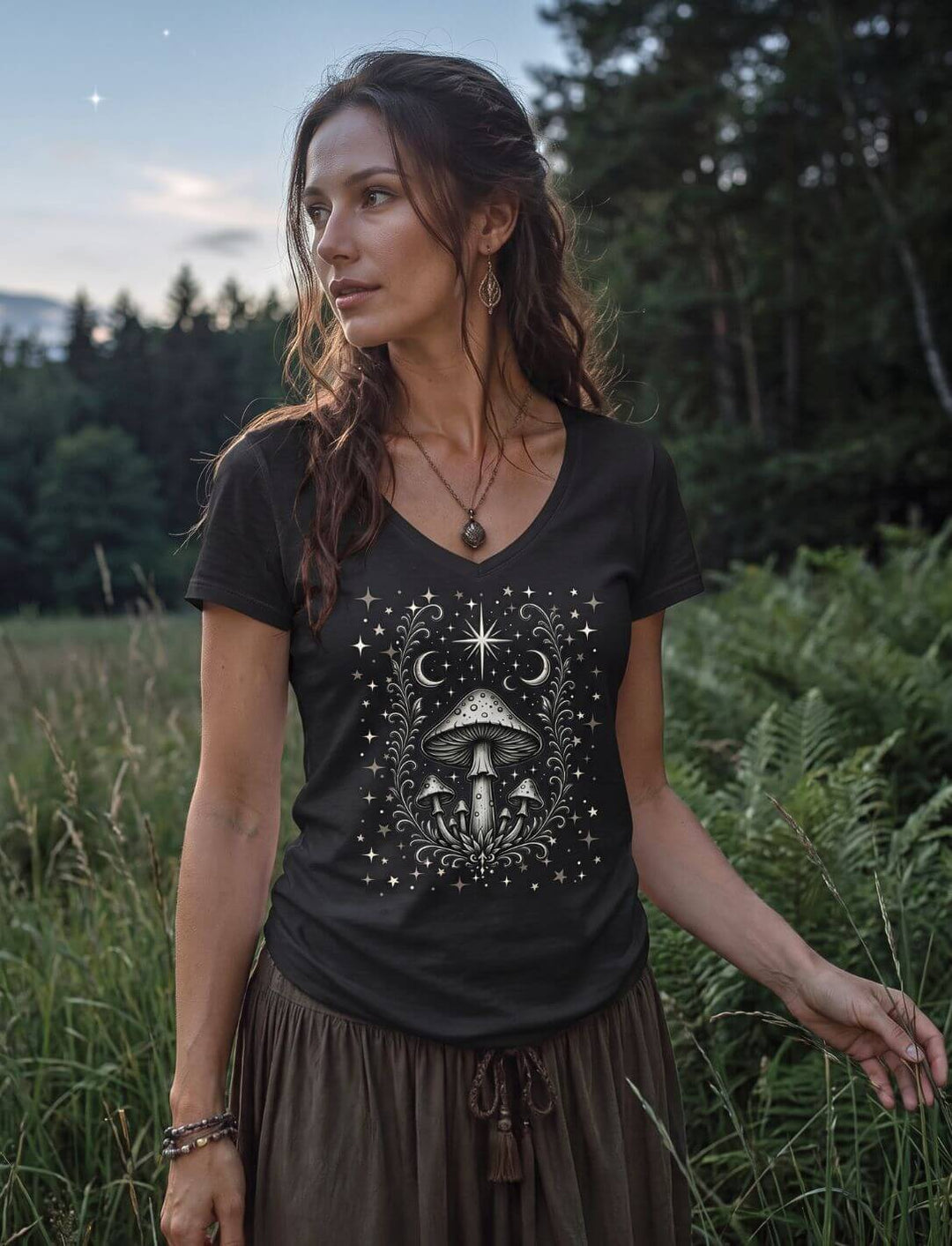 Frau im Wald in schwarzem V-Neck Shirt, sechs Pilze unter einem Rankenbogen