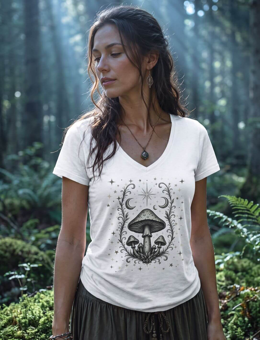 Weisses Damen V-Neck Shirt im Wald, fein gezeichnetes Pilzmotiv über Farn