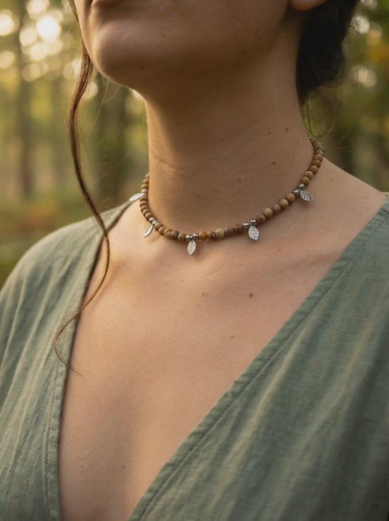 Video – Handgefertigter Holzperlen Choker mit fallenden Blättern Nahaufnahme