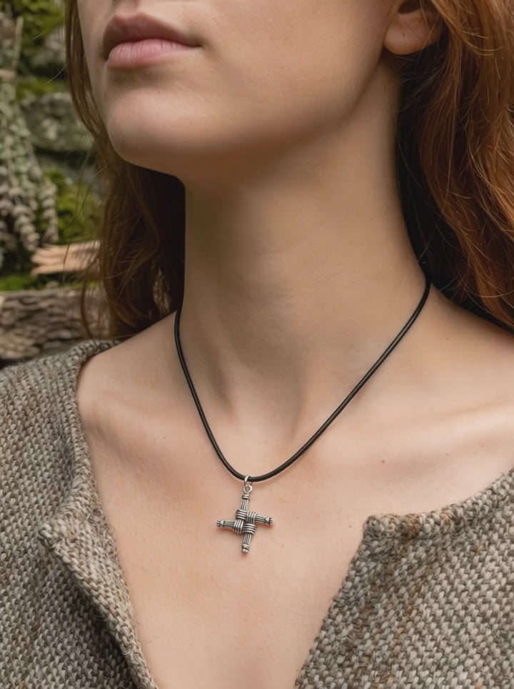 Video – Frau trägt Brigids Kreuz versilberter Anhänger an Lederband mit Naturhintergrund