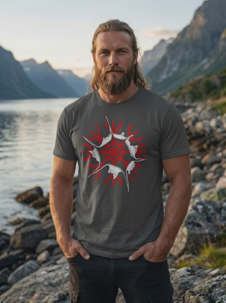 Männliches Model präsentiert aegishjalmur Awakening Shirt mit rotem Helm der Ehrfurcht in nordischer Naturkulisse