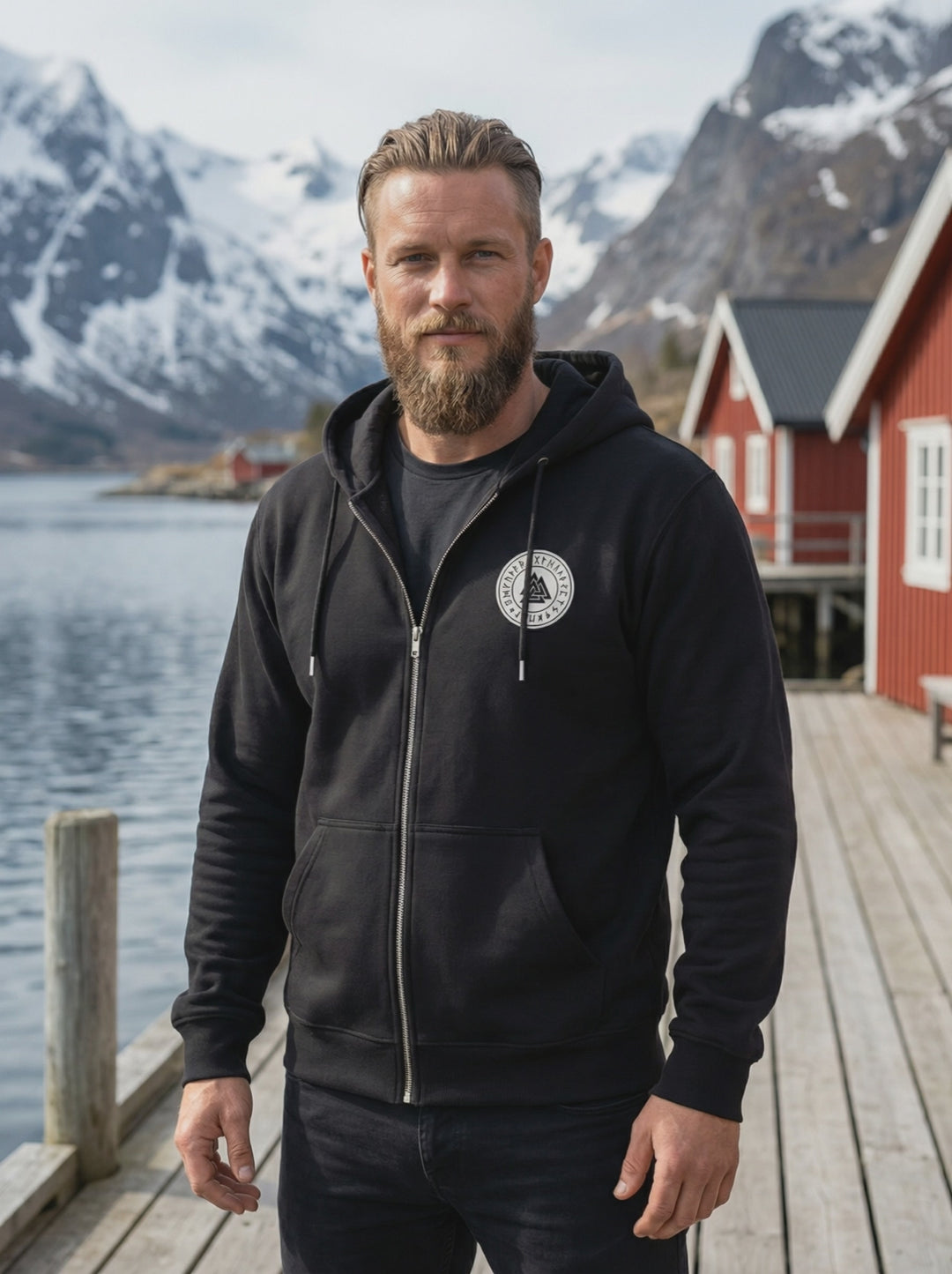 Video: Valknut Zip Hoodie – Zeichen Odins in Bewegung getragen, nordischer Kapuzenpullover mit Reißverschluss und Runensiegel im Detail.