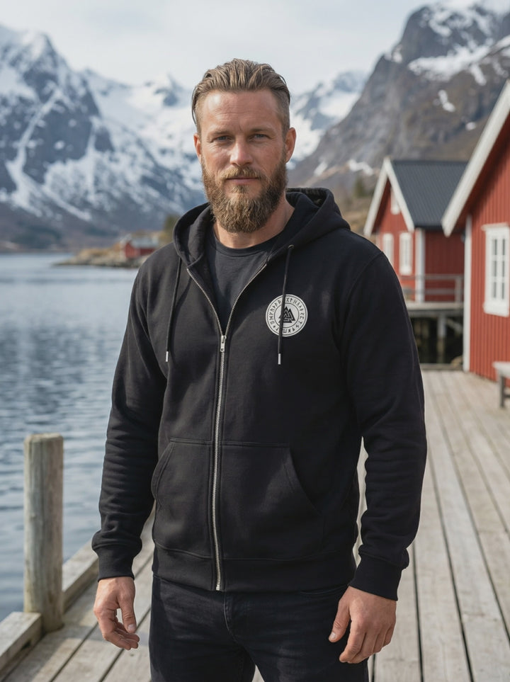 Video: Valknut Zip Hoodie – Zeichen Odins in Bewegung getragen, nordischer Kapuzenpullover mit Reißverschluss und Runensiegel im Detail.
